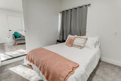 A bed or beds in a room at Cute Cottage Smack dab in heart of Boise