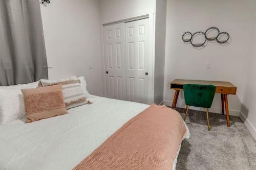 A bed or beds in a room at Cute Cottage Smack dab in heart of Boise