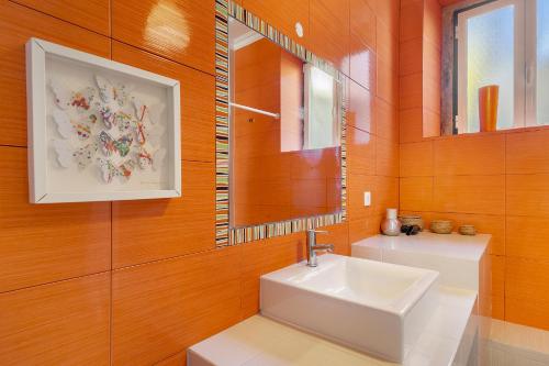 ein Bad mit einem Waschbecken und einem Spiegel in der Unterkunft WHome Urban Comfort: 1-BR near Airport & Train Station in Lissabon