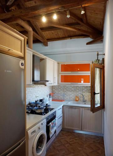 a kitchen with a stove and a washing machine at Patitiri Central Appartment Evaero in Patitiri
