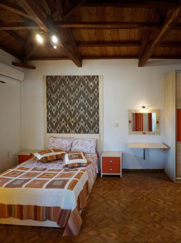 a bedroom with a large bed and a mirror at Patitiri Central Appartment Evaero in Patitiri