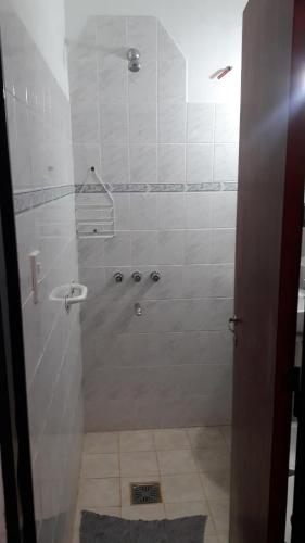 y baño con ducha y lavamanos. en La Nona en Villa Cura Brochero