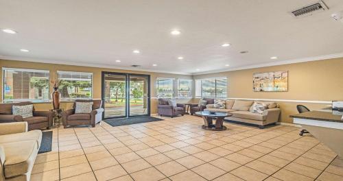 a large waiting room with couches and chairs at Best Western Roseville Inn in Roseville