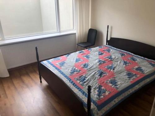 Postel nebo postele na pokoji v ubytování Cosy apartment with patio.
