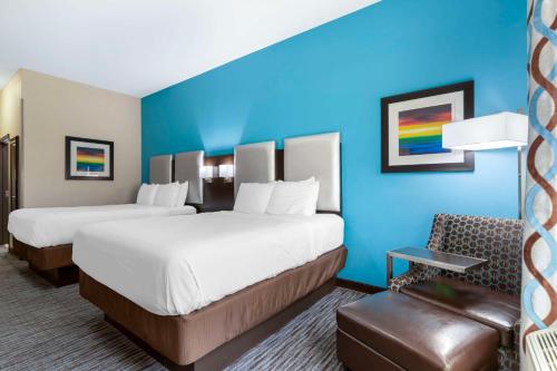 Postel nebo postele na pokoji v ubytování Best Western Plus Pleasanton Hotel
