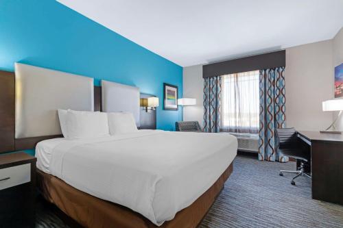 Postel nebo postele na pokoji v ubytování Best Western Plus Pleasanton Hotel
