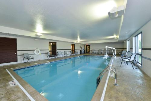 a large swimming pool in a hotel room at Hampton Inn Middletown in Middletown