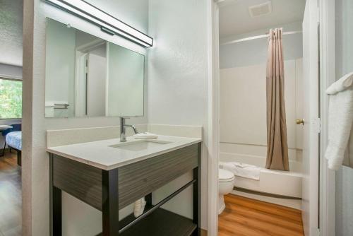 uma casa de banho com um lavatório e um WC em Motel 6-Gresham, OR - Portland em Gresham