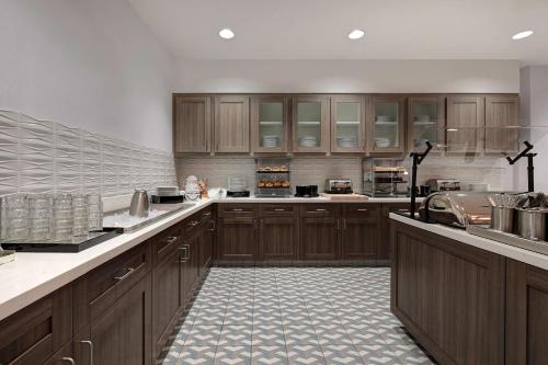 Kuchyň nebo kuchyňský kout v ubytování Homewood Suites By Hilton Santa Clarita/Valencia, Ca