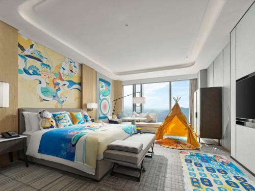 um quarto com uma cama e uma tenda em Hilton Zhuji em Zhuji