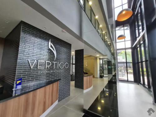 a lobby with a veritas sign on the wall at Estúdio Completo e Aconchegante no Ed. Vertigo in Campo Grande