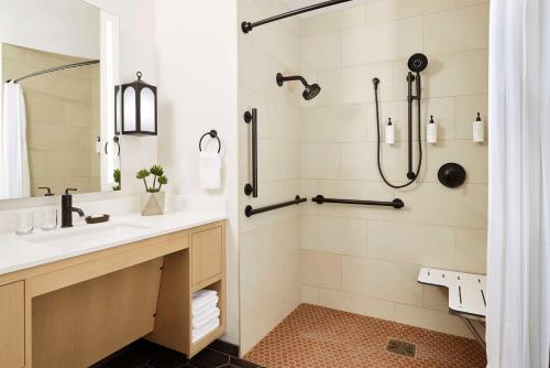 Un baño de The Eddy Hotel Tucson, Tapestry Collection By Hilton