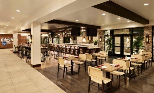 Un restaurante u otro lugar para comer en The Eddy Hotel Tucson, Tapestry Collection By Hilton
