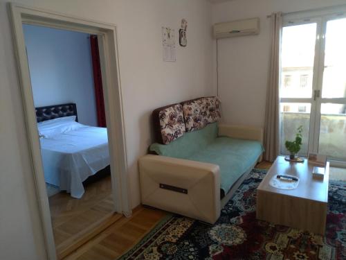 a living room with a couch and a bed at Apartament Promenada, 3 camere, max 6 persoane, locatie ideala, 10 min de mers pana la plaja in Constanţa