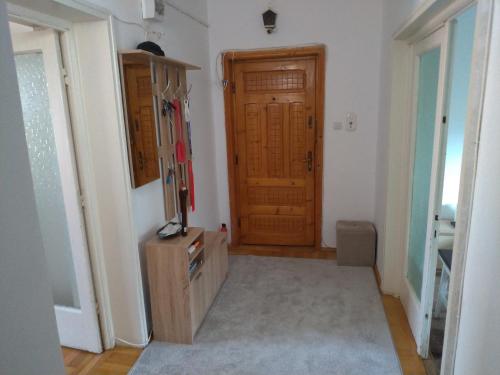 a room with a wooden door and a television in it at Apartament Promenada, 3 camere, langa Cazino, Faleza, Acvariu, Port Tomis, Plaja, Piata Ovidiu in Constanţa