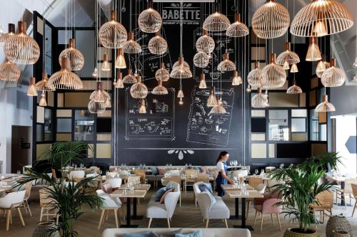Reštaurácia alebo iné gastronomické zariadenie v ubytovaní Hilton Garden Inn Paris La Villette