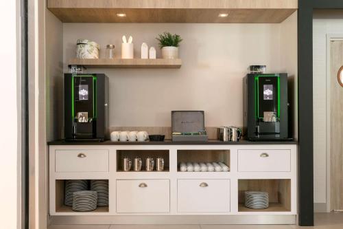 eine Küche mit einer Theke mit 2 Kaffeemaschinen in der Unterkunft Hilton Garden Inn Paris La Villette in Paris