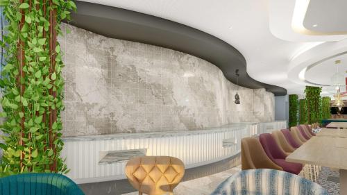 ein Esszimmer mit einer efeubewachsenen Wand in der Unterkunft Hampton By Hilton Istanbul Airport, Arnavutkoy in Istanbul