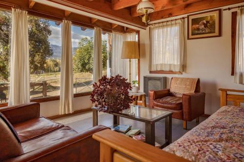sala de estar con sofá y mesa en Casa Hostel - Paseo del Sol en San Martín de los Andes