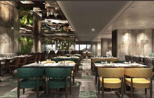 DoubleTree by Hilton Yuksekova في حكاري: مطعم فيه طاولات وكراسي في الغرفة