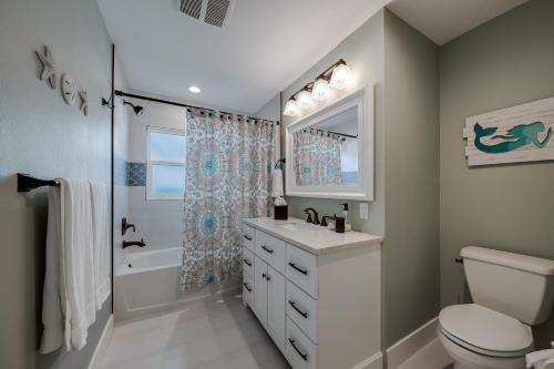 een badkamer met een toilet, een wastafel en een douche bij Baydream Bungalow 3472 in Siesta Key