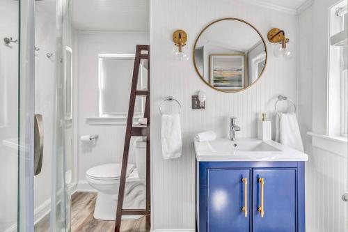 uma casa de banho com um armário azul e um espelho em Lake Cottage Getaway em Portland