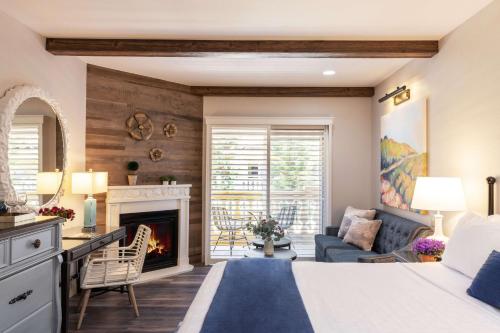 sala de estar con cama y chimenea en The Lodge at Healdsburg, Tapestry Collection by Hilton en Healdsburg