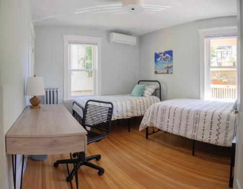 1 Schlafzimmer mit 2 Betten, einem Schreibtisch und einem Tisch in der Unterkunft Lakeview Oasis In Arlington in Arlington