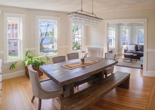 een eetkamer met een houten tafel en stoelen bij Lakeview Oasis In Arlington in Arlington