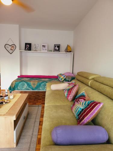 - un salon avec un canapé et un lit dans l'établissement Dolly Apartment Airport, à Velika Gorica
