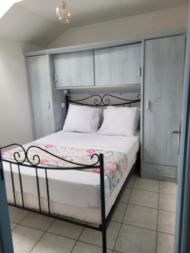 Le Bluey في Chabris: غرفة نوم مع سرير مع اللوح الأمامي المعدني