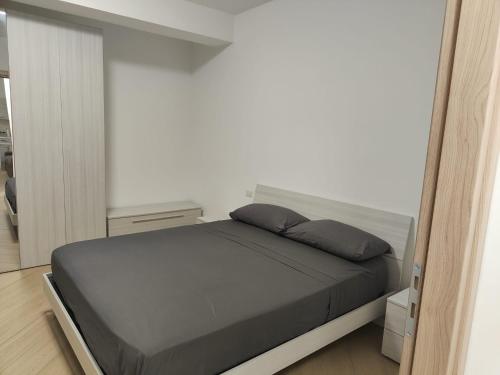 拉蒂納的住宿－Villa A&M 2，卧室内的一张带两个枕头的床