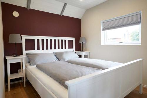 1 cama blanca grande en un dormitorio con ventana en Findus, en Brasilien