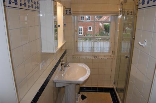 baño pequeño con lavabo y ventana en Linnea, en Brasilien