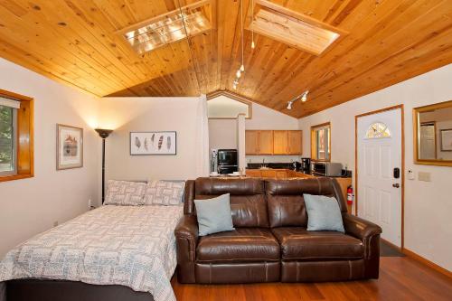 een slaapkamer met een lederen bed en een bank bij 122 - Moonridge Dreamer in Big Bear Lake