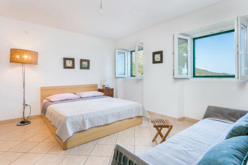 1 dormitorio con 1 cama y 1 sofá en Holiday house with a parking space Igrane, Makarska - 8332 en Igrane