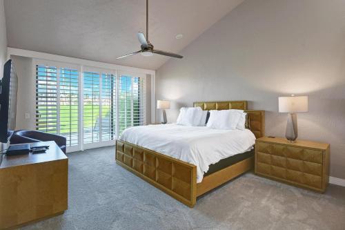 V5002 - Palm Valley CC Modern Gem في بالم ديزرت: غرفة نوم بسرير كبير ونافذة كبيرة
