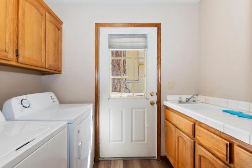 uma cozinha com um lavatório e uma máquina de lavar roupa em 118 - Pinecrest Getaway em Big Bear Lake