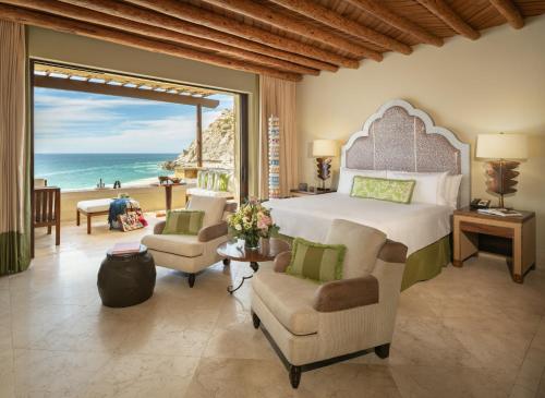 Postel nebo postele na pokoji v ubytování Waldorf Astoria Los Cabos Pedregal
