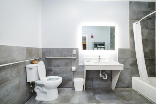 uma casa de banho com um WC e um lavatório em Palace Inn 290 - Fairbanks em Houston