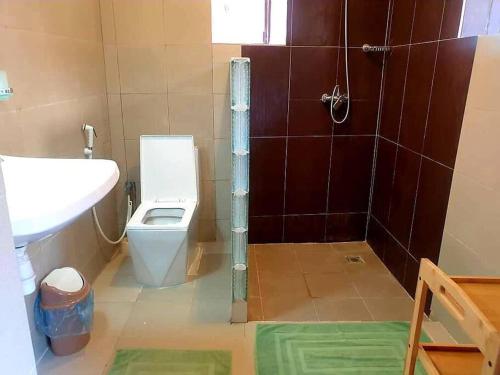 łazienka z toaletą i umywalką w obiekcie Petit Studio - île de Gorée w mieście Gorée