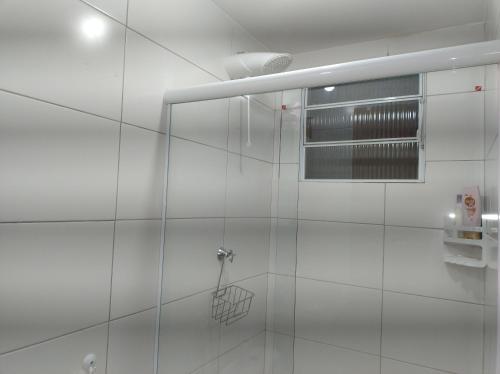 baño con ducha y puerta de cristal en Casa da Bia apto 01 - apto inteiro en Vila Velha