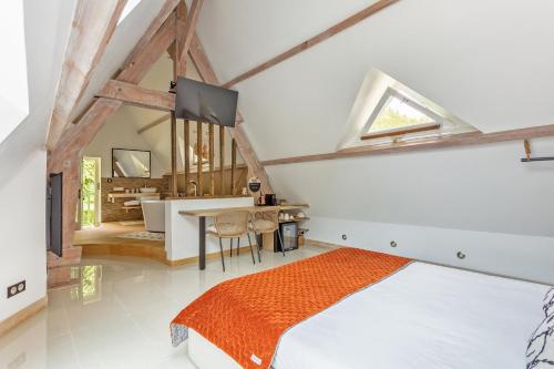 a bedroom with a bed and a desk in a room at L'Orée de Giverny in Limetz