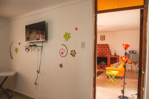 um quarto com uma parede com decalques de aranha em Finca San Antonio De Shudal em Cajamarca