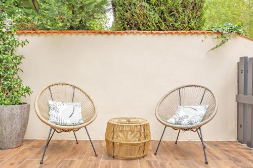 two chairs and a table on a patio at L'Orée de Giverny in Limetz