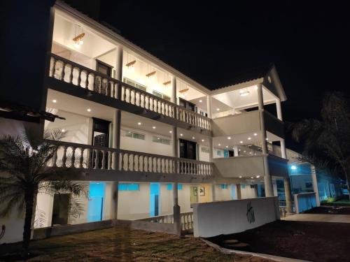 un gran edificio blanco con balcón por la noche en Hotel & Cabañas Malinche en Huamantla