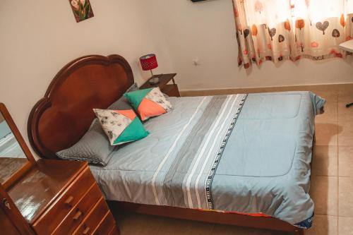 uma cama com almofadas num quarto em Finca San Antonio De Shudal em Cajamarca