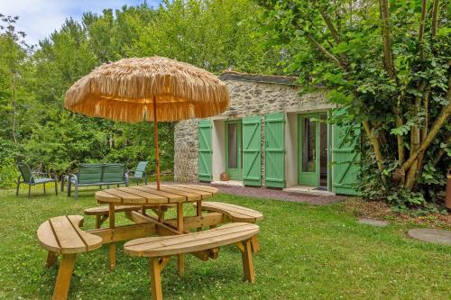 a picnic table and umbrella in a yard at L'Orée de Giverny in Limetz