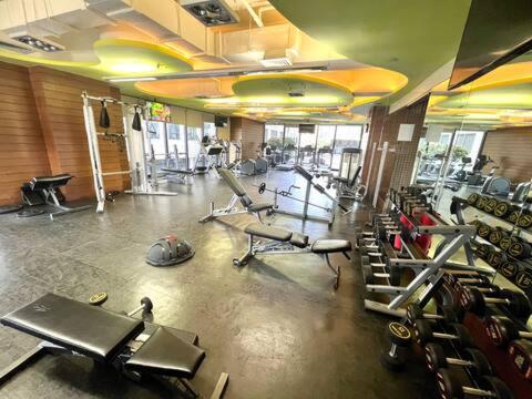 un gimnasio con mucho equipamiento en una habitación en Lovely 45 sqm 1-Br Knightsbridge Residences Wi-Fi/Netflix/HBO en Manila