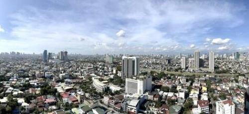 una vista de una gran ciudad con muchos edificios en Lovely 45 sqm 1-Br Knightsbridge Residences Wi-Fi/Netflix/HBO en Manila